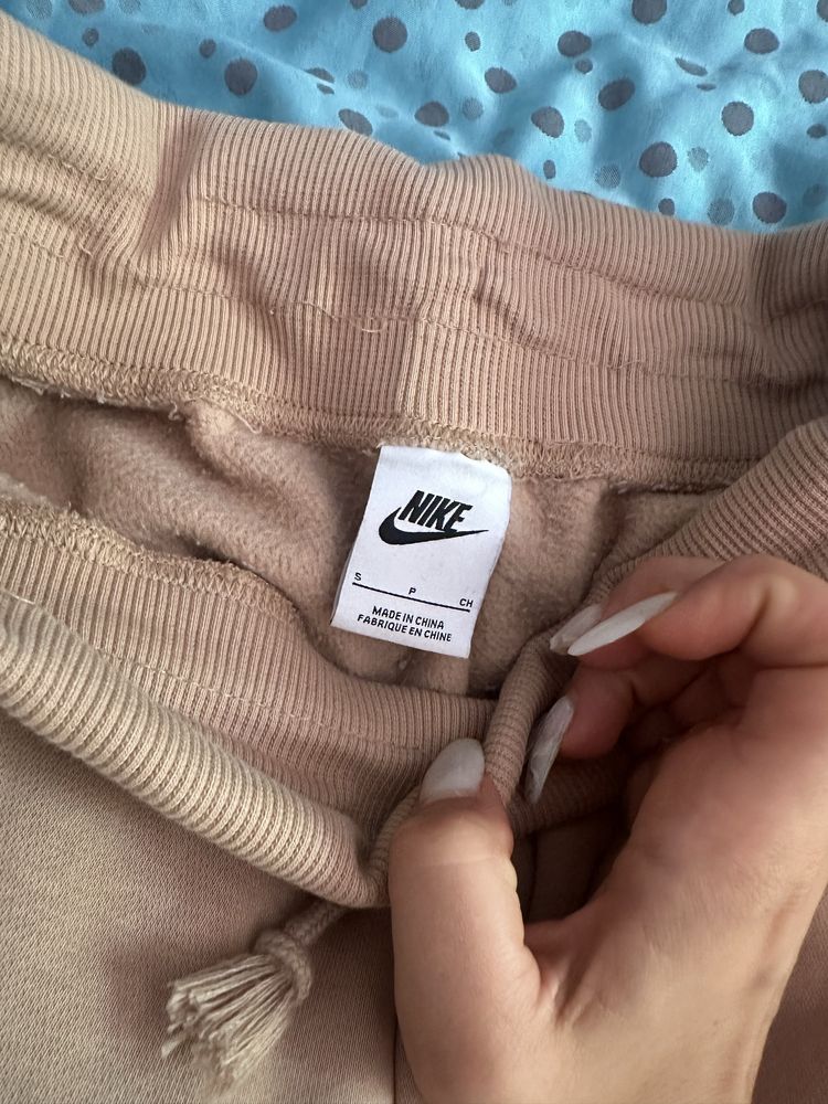 Бежов анцуг Nike