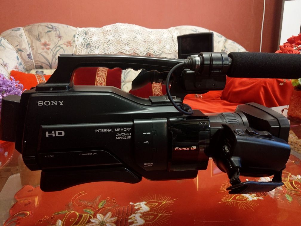 Продавам професионална камера Sony HXR-MC 2000 HXR-MC 2000