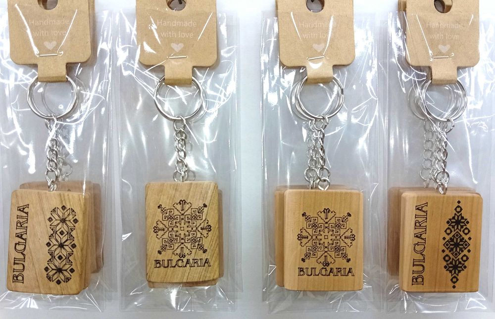 Дървен ключодържател с шевици и орнаменти