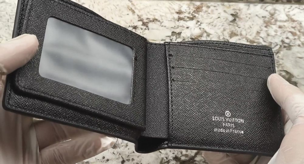 Мъжки портфейли Louis Vuitton с кутия.