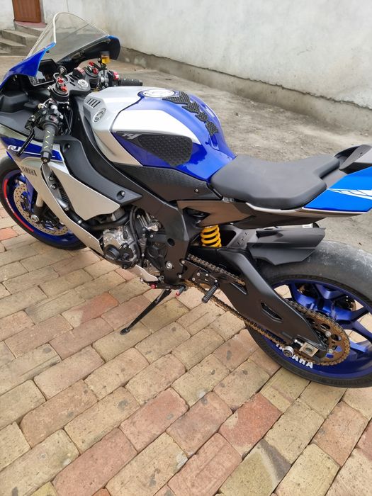 Yamaha r1 sotiladi