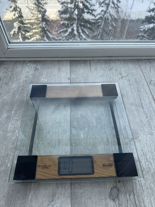 Электронные напольные весы в хорошем состоянии