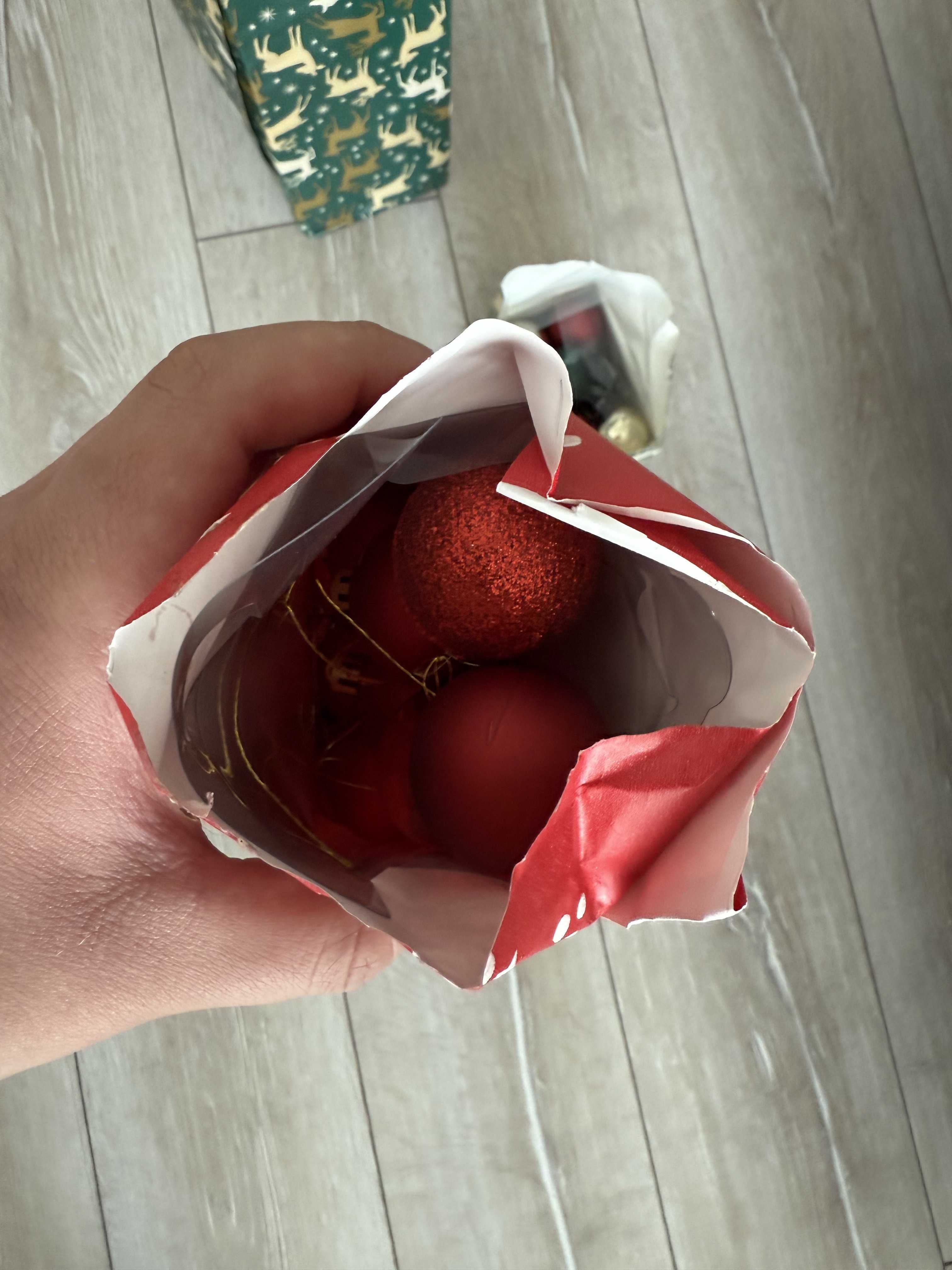 Продавам изкуствена елха Kring Dover, 210 см с играчки и гирляндa.