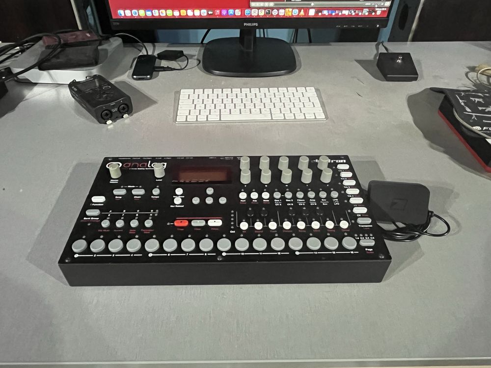 Elektron analog FOUR MK1 4 Voice Analog Synthesizer