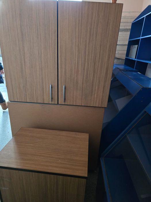 Vand diverse tipuri de mobilier