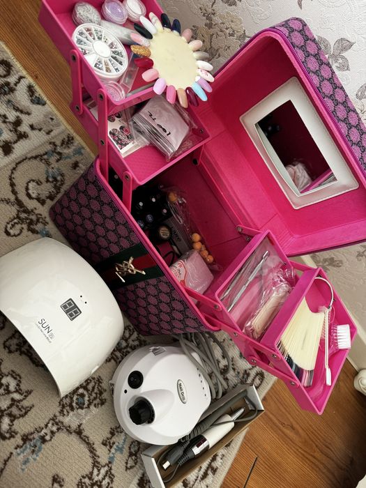 Лампа, аппарат и сумка с принадлежностями для маникюра