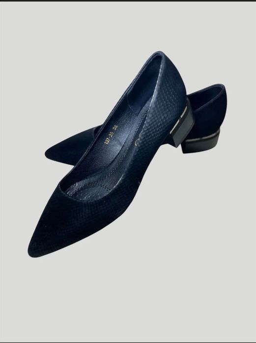 Черные элегантны туфли лодочки