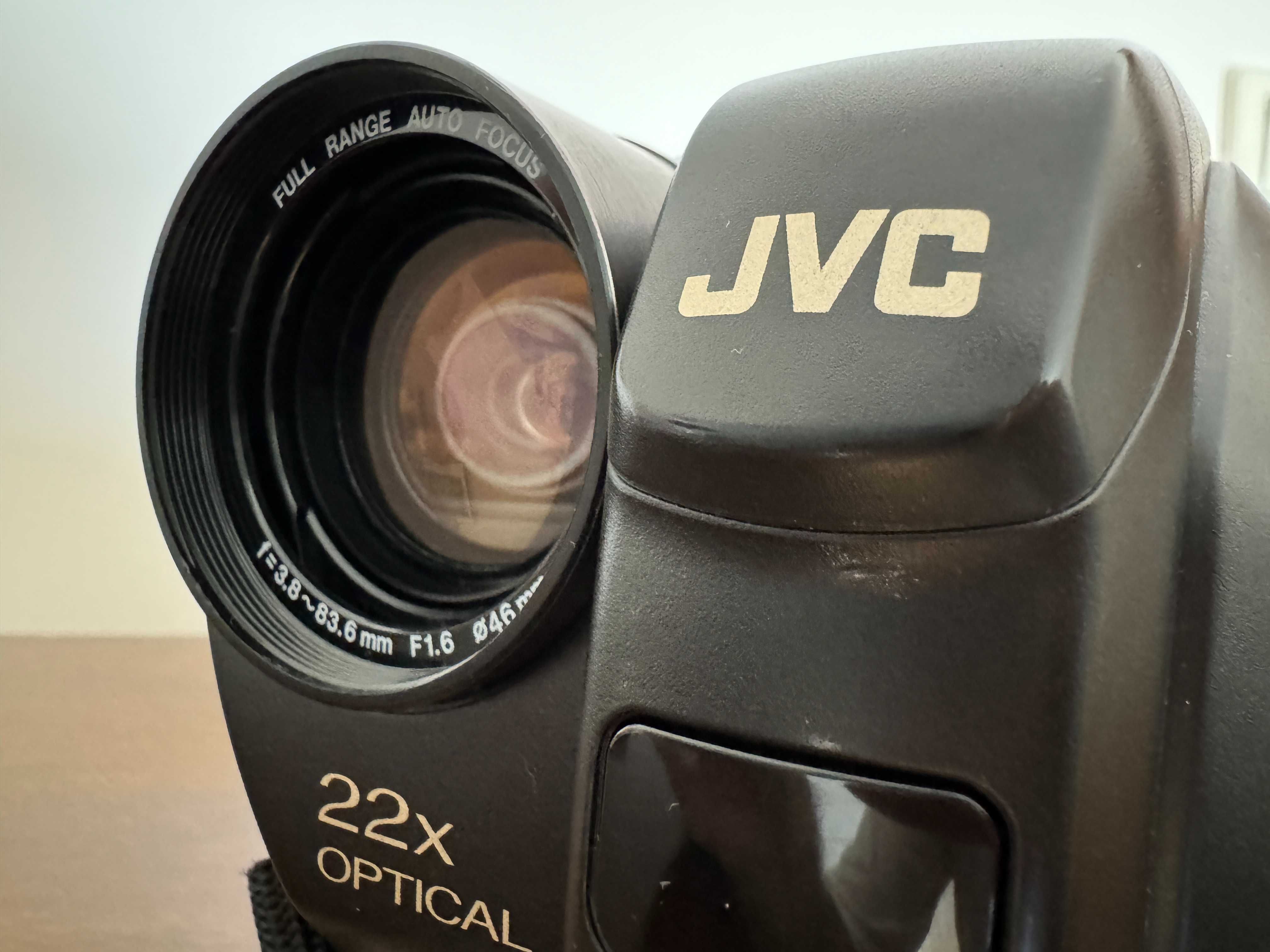 Отлично запазена VHS-C видео камера JVC GR-AX280 3х батерии и адаптери