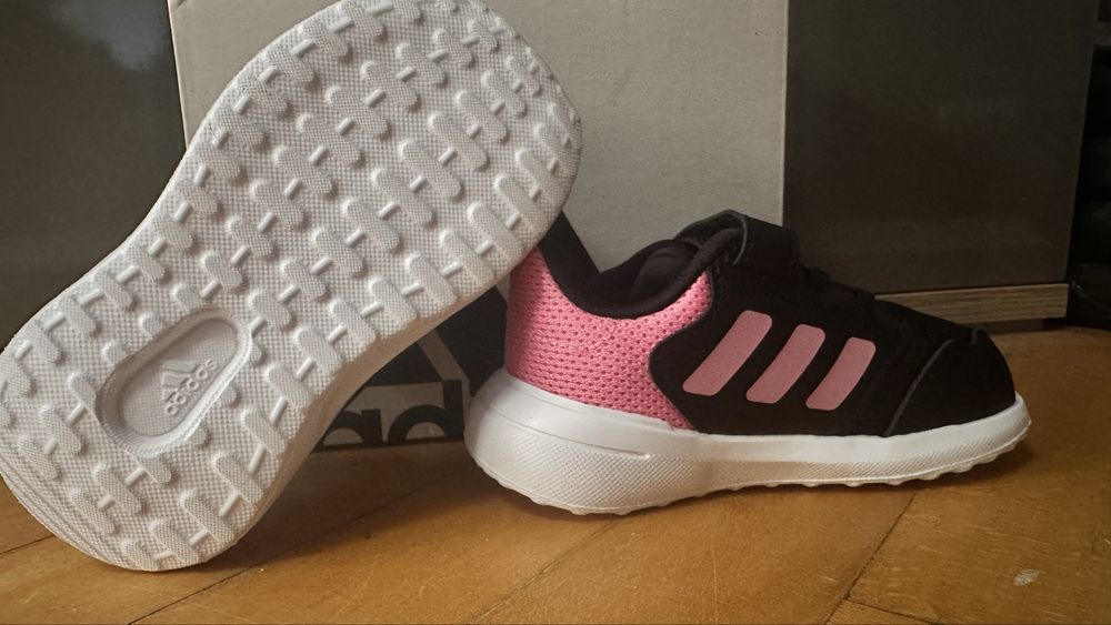 Чисто нови маратонки Adidas