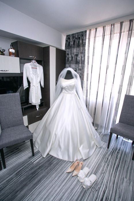 Rochie de mireasă cu trenă si corset reglabil