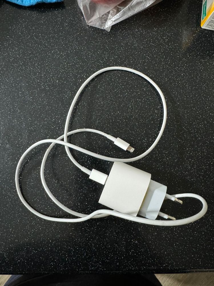 Зарядка на iphone lightning, оригинал, не рабочая.