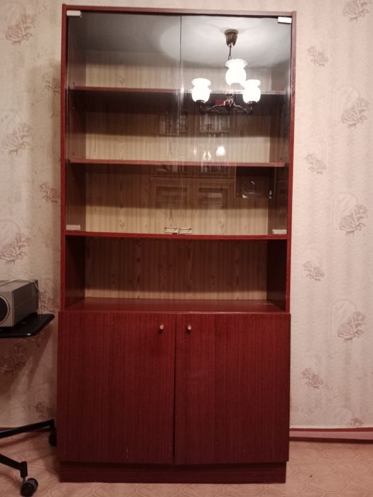 Продается полированный книжный шкаф