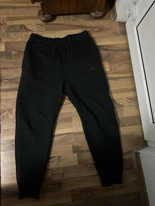 Vand Pantaloni Nike Tech