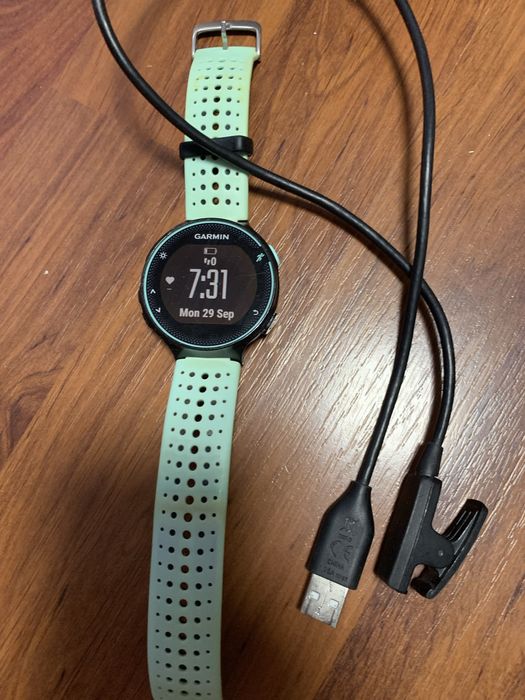 Продавам Garmin Forerunner 235
