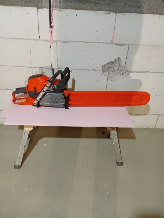 Vând huzwarna 592xp noua ne pus benzina in ea