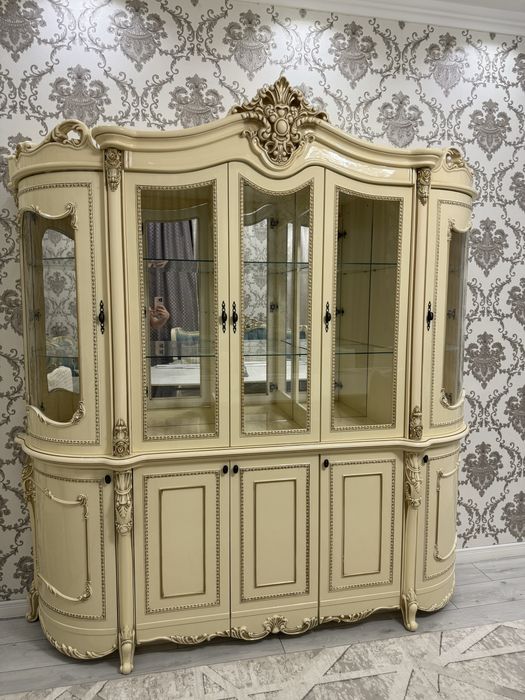 Шкаф-ветрина в гостинную