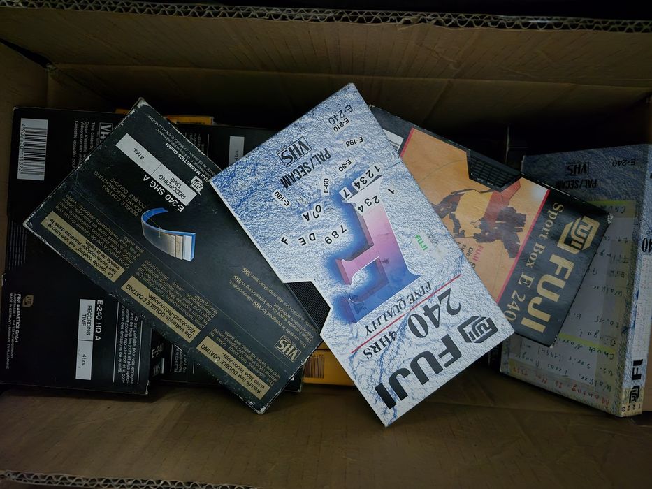 Vând 9 casete video VHS Fuji de 240 minute