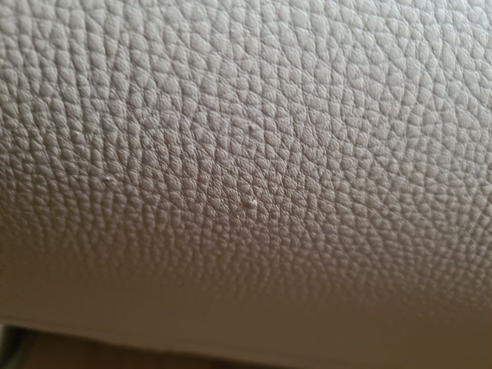 Canapea cu 2 lucruri plus un fotoliu din imitație de piele crema