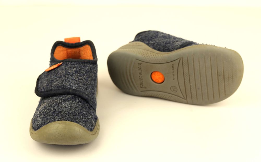 Комфортни и топли детски пантофи на марката Biomecanics.