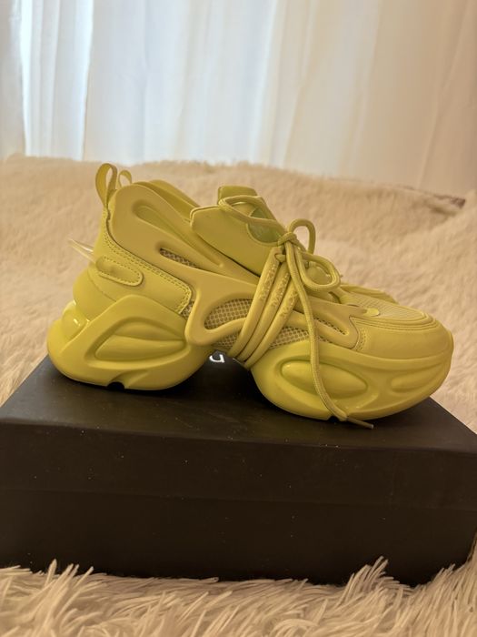 Много яки маратонки сникърси