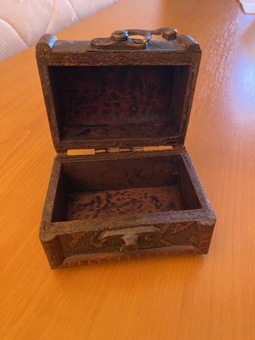 Cutie superba vintage din lemn sculptat pt bijuterii