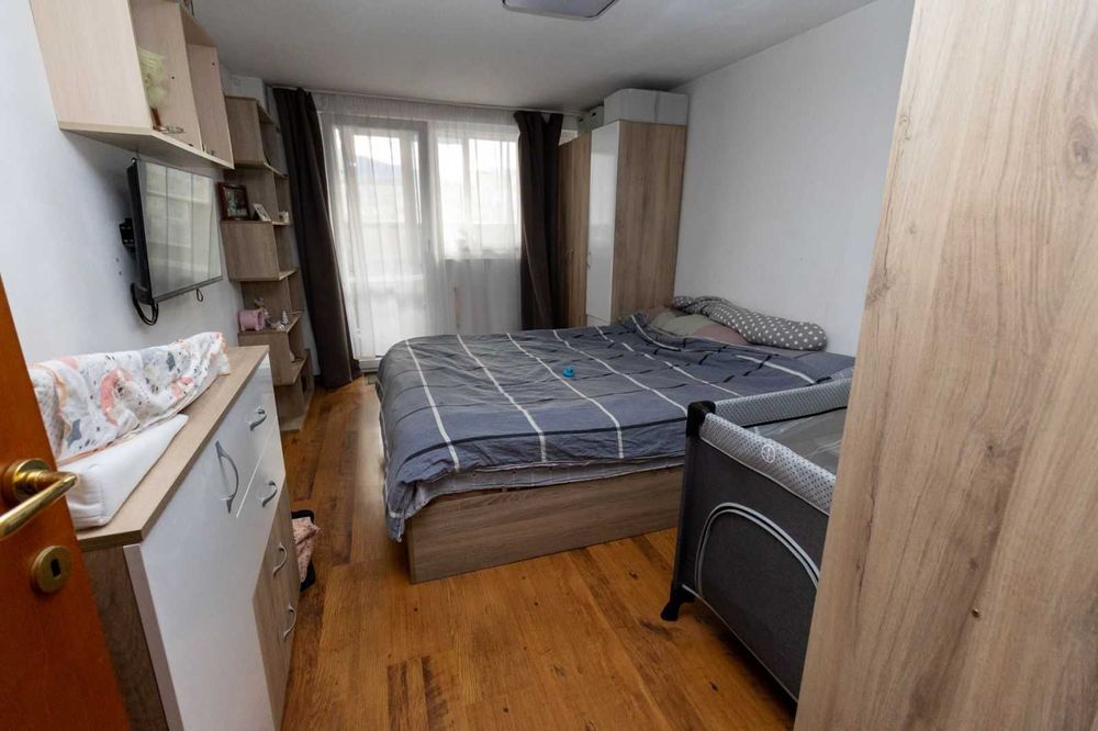 Продава се 4-стаен мезонет в кв.Бели Брези.