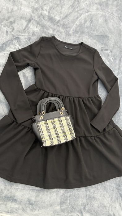 Дамска черна бейсик рокля разкроена