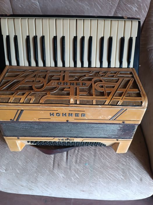 Vând sau schimb,  cu boxe pasive acordeon hohner.