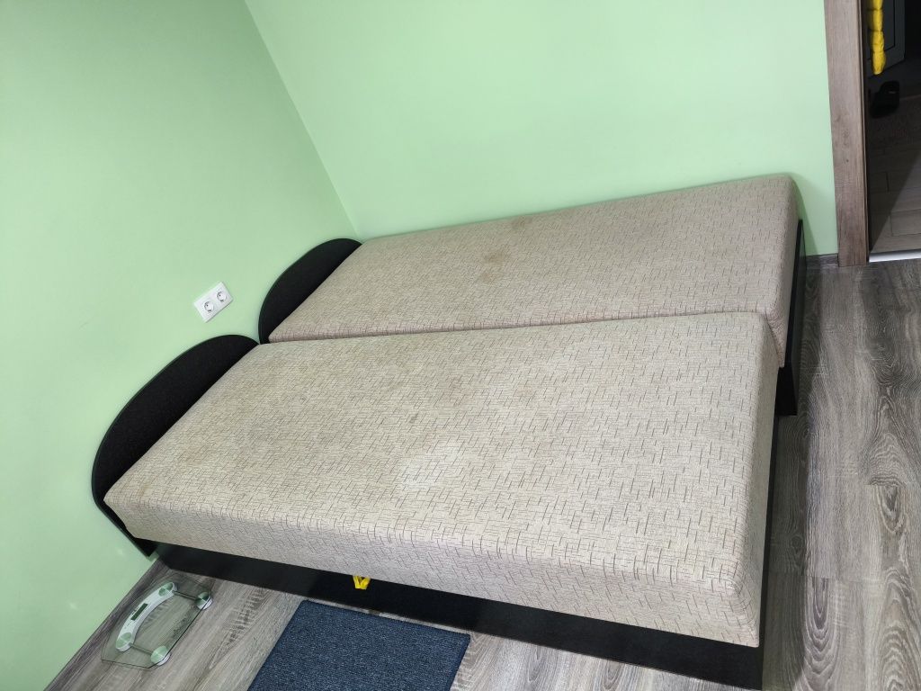 Продавам 2 единични легла с повдигащ механизъм – 180/90 см