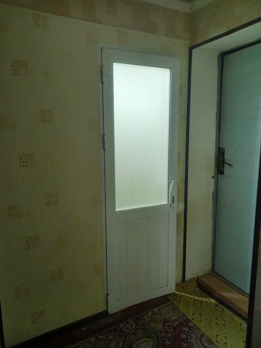 Сдаётся 1 ком кв в чирчике 2 этаж около гурпарка рядом 3 школы