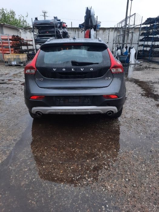 Dezmembram Volvo V40 2.0 D3 An 2014 Cod motor D5204T6