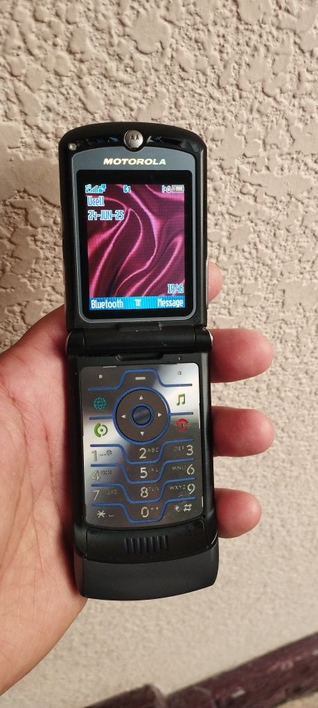 Продам Nokia n8 и Motorola v3 в хорошем состоянии