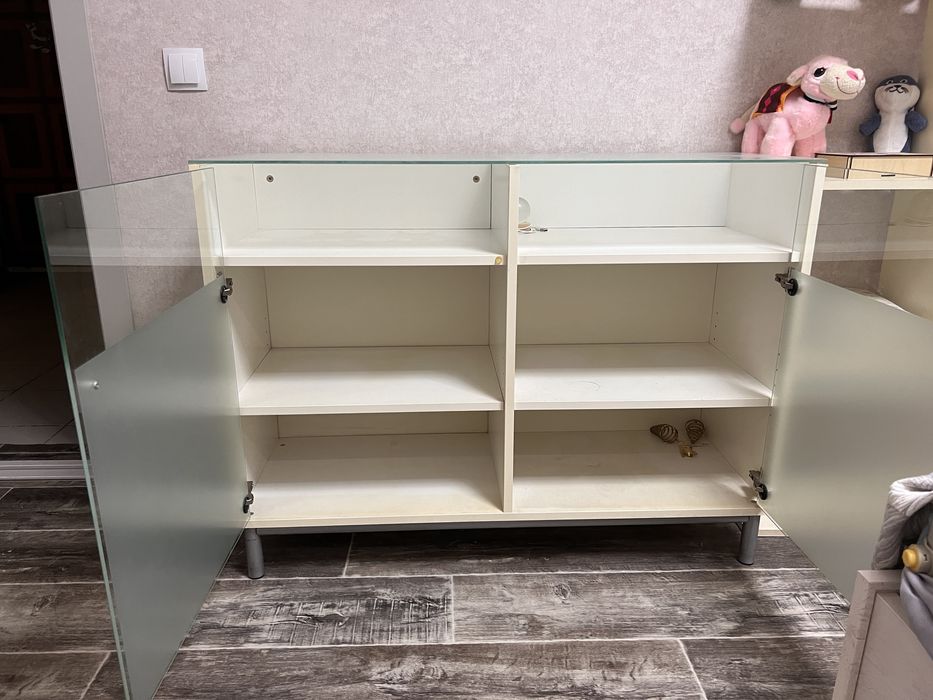 Продается стеклянная тумба-шкаф