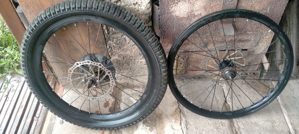 Колеса от велосипеда.  Переднее и заднее. На 26 и на 20.