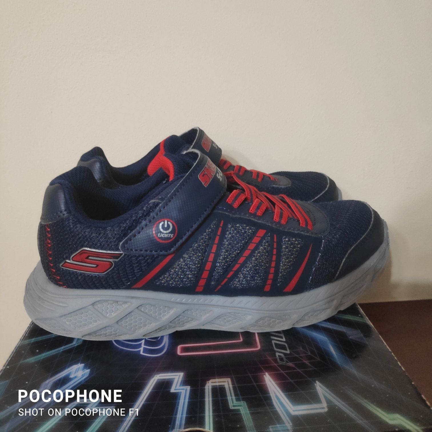 Продавам - светещи маратонки Skechers Dynamic Flash номер 34