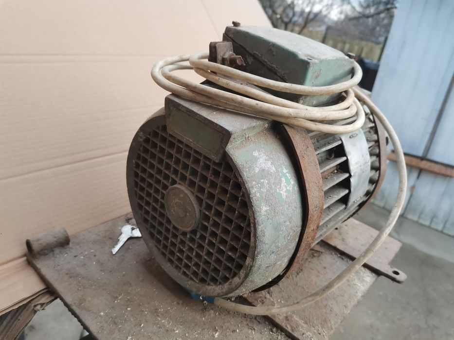 Vând motor 220 /380