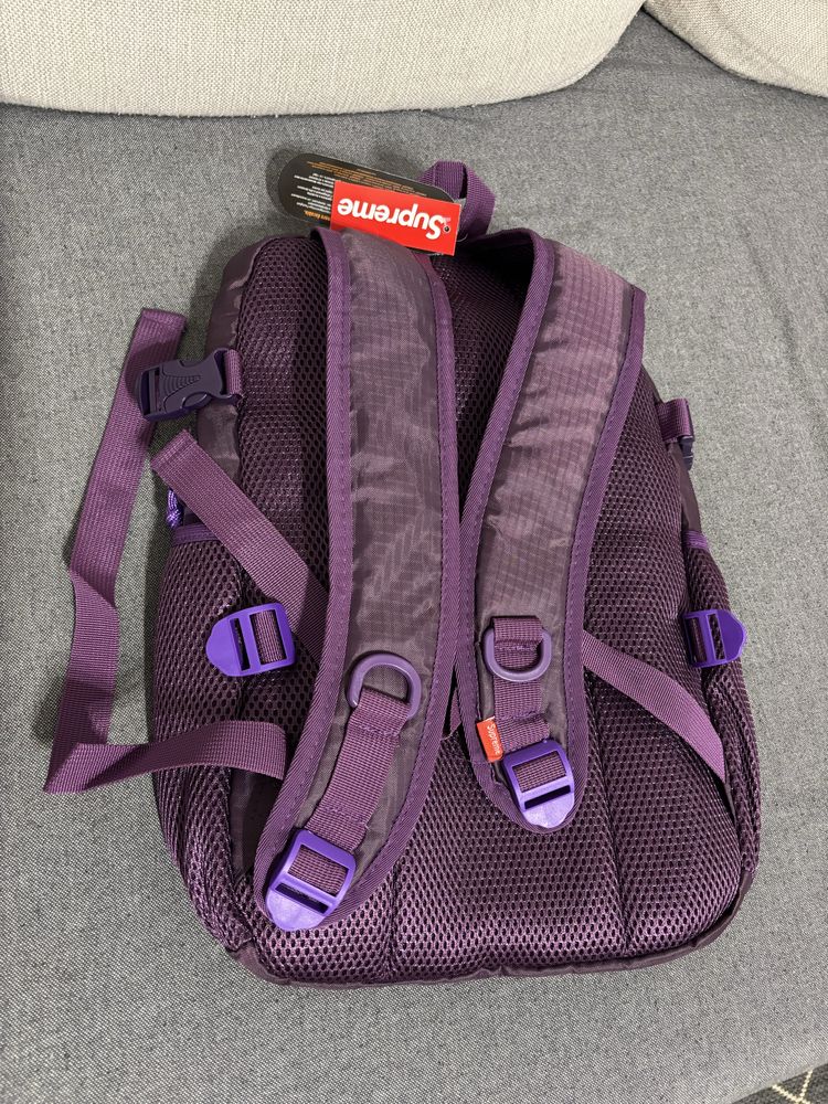 Раница на Supreme