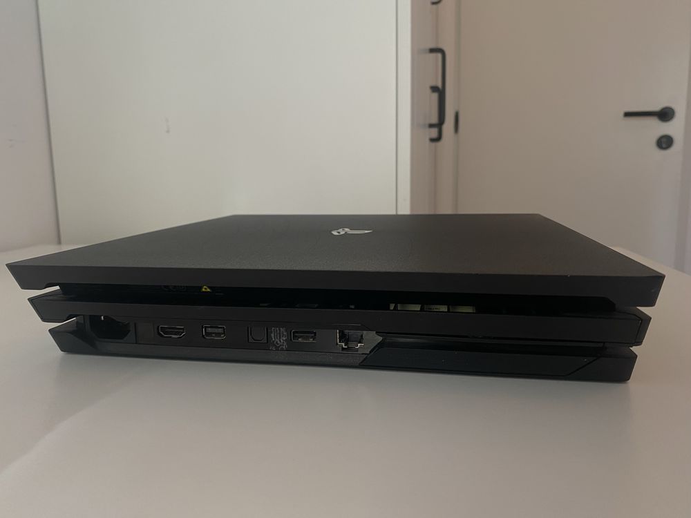 PlayStation 4 Pro с 1 контролер и 2 игри + Волан с педали
