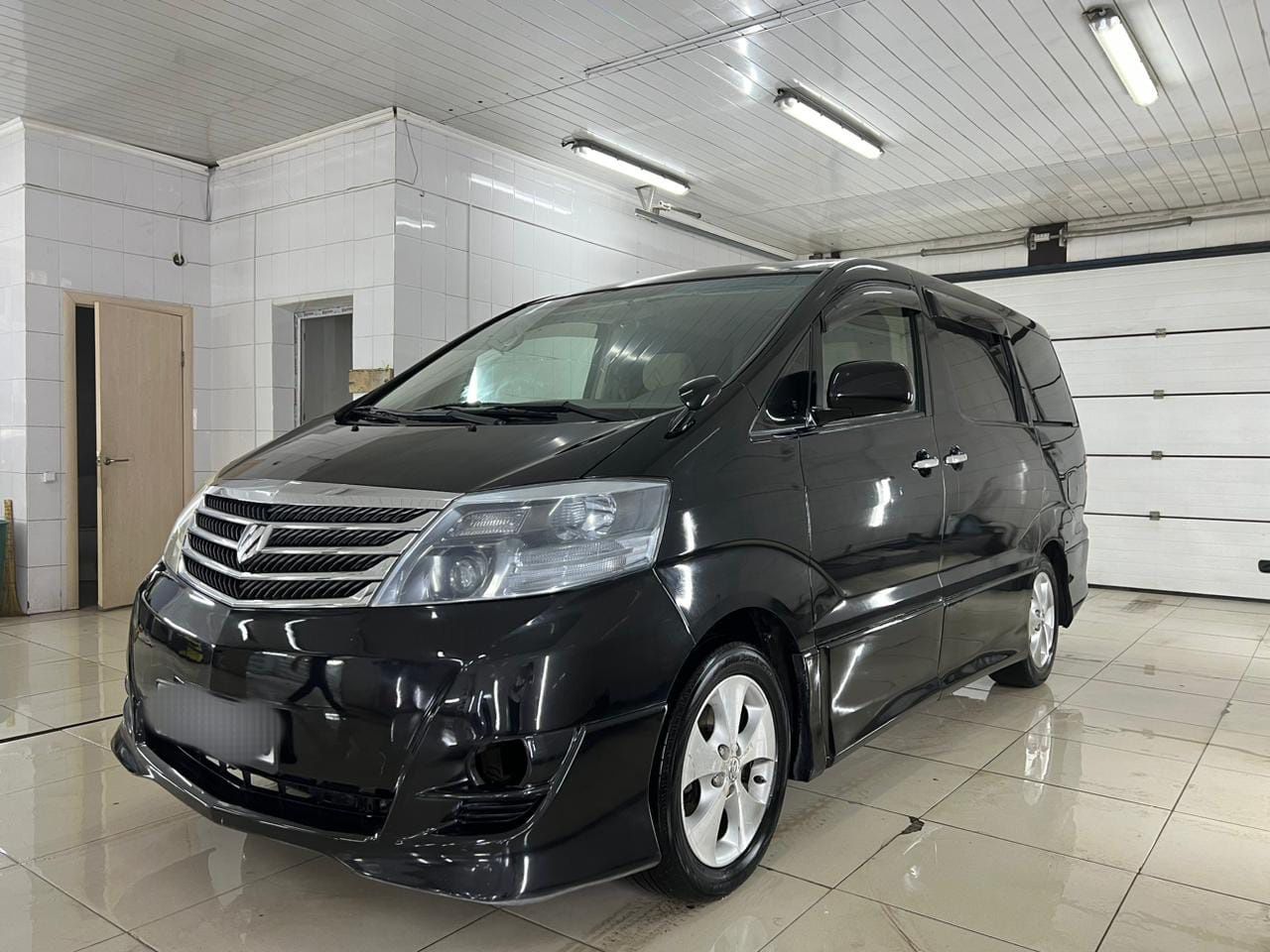 Машина Toyota Alphard