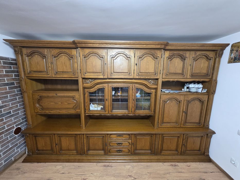 Vând mobilă lemn masiv, înălțimea 210cm si lungimea de 350cm.