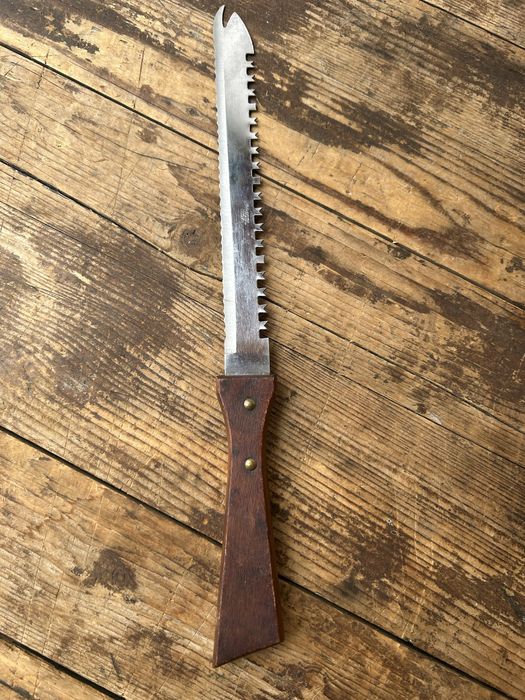 Doua cutite, Zwilling si Pradel!