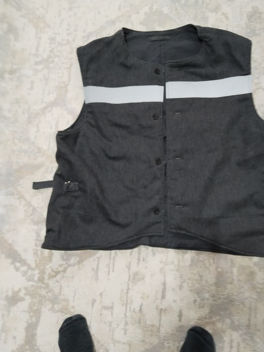 Продаю жилетки черного цвета хорошего качества теплые с полоской 52 ра