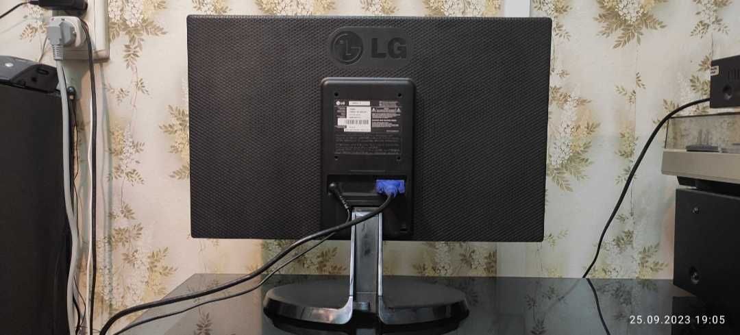 LG монитор 19" (без блока питания)- модель: 19M38A