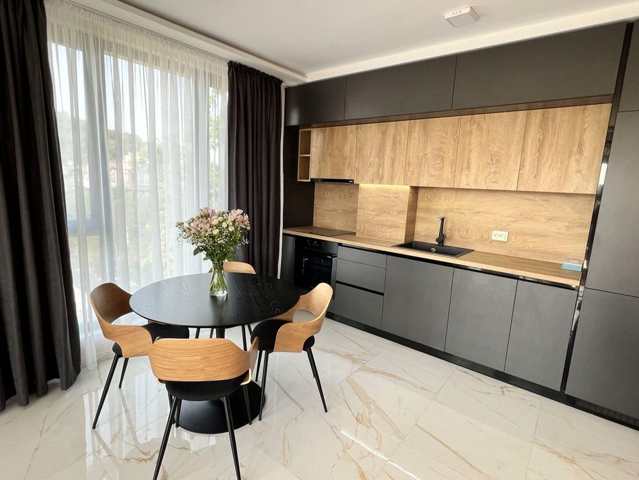 Дава се под наем Тристаен апартамент в Пловдив, Младежки Хълм - 95 кв.м за 900 € - Снимка #1