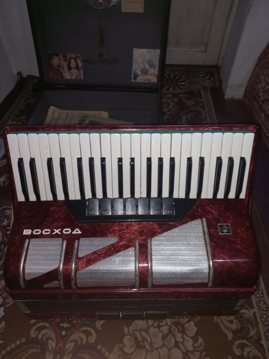 ВОСХОД  akardion sotiladi