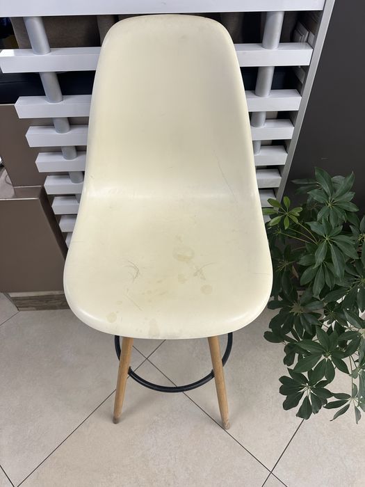 Бар стол- дърво и пластмаса