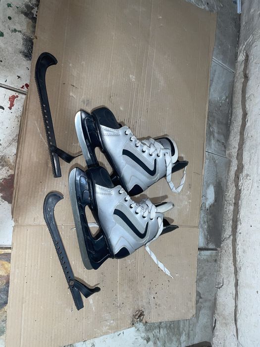 Продам хокейнные коньки 44 размера