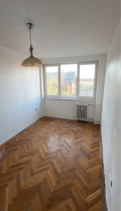 Închiriez apartament 4 camere pe malul Crisului, aproape de centru