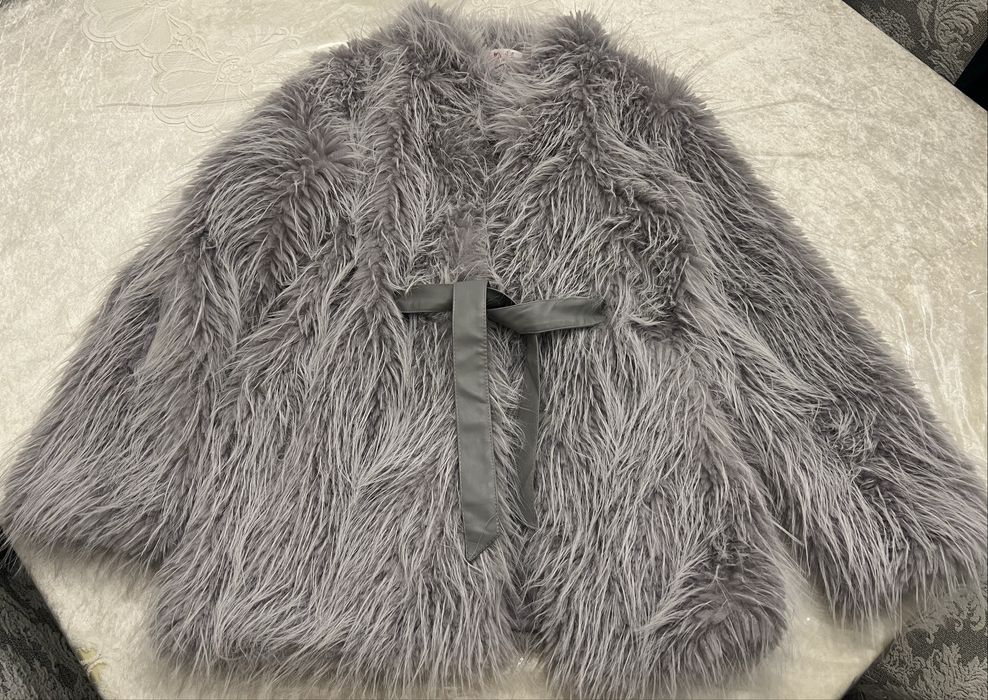 Шубка из эко меха в сером цвете