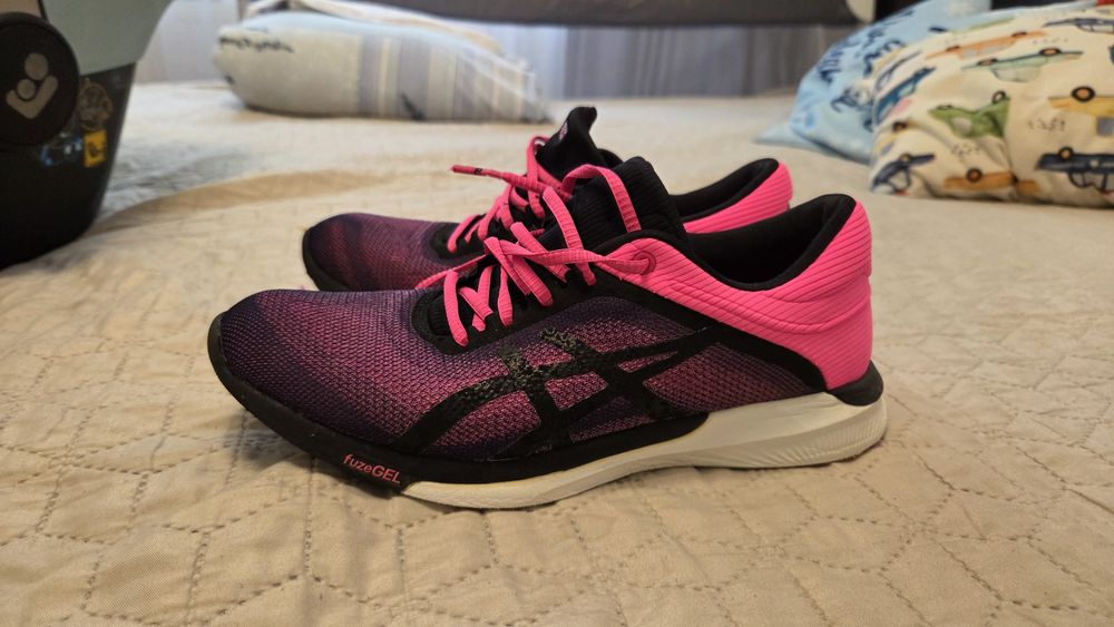 Adidasi Asics in stare foarte buna